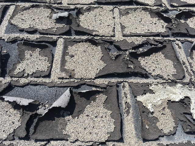 めくれが生じたアスファルトシングル